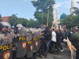 Polres Karanganyar bersama Pemkab Karanganyar melakukan simulasi pengamanan aksi unjuk rasa di depan Kantor Bupati setempat