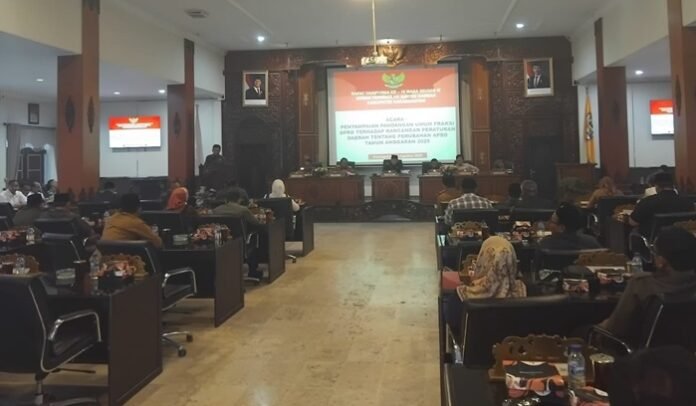 Fraksi PKS saat menyampaikan pandangan fraksi dalam rapat paripurna, Senin (25/8/2025). (