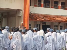 Satlantas Polres Tegal Kota ketika edukasi di SMAN 5