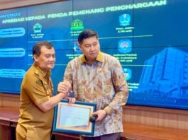 Gubernur Jateng Ahmad Luthfi ketika menerima penghargaan dari Menteri PKP Maruarar Sirait