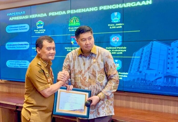 Gubernur Jateng Ahmad Luthfi ketika menerima penghargaan dari Menteri PKP Maruarar Sirait
