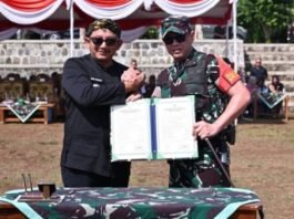 Bupati Karanganyar Rober Christanto bersama Dandim 0727 Letkol Kav Dhanang Prasetyo Kurniawan usai penyerahan hasil pekerjaan TMMC Sengkuyung Tahap III Tahin 2025.