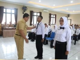 Asisten Administrasi Umum Sekda Karanganyar Bambang Djatmiko, menyematkan tanda peserta pelatihan dasar kepada CASN.
