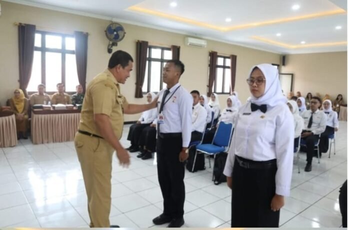 Asisten Administrasi Umum Sekda Karanganyar Bambang Djatmiko, menyematkan tanda peserta pelatihan dasar kepada CASN.