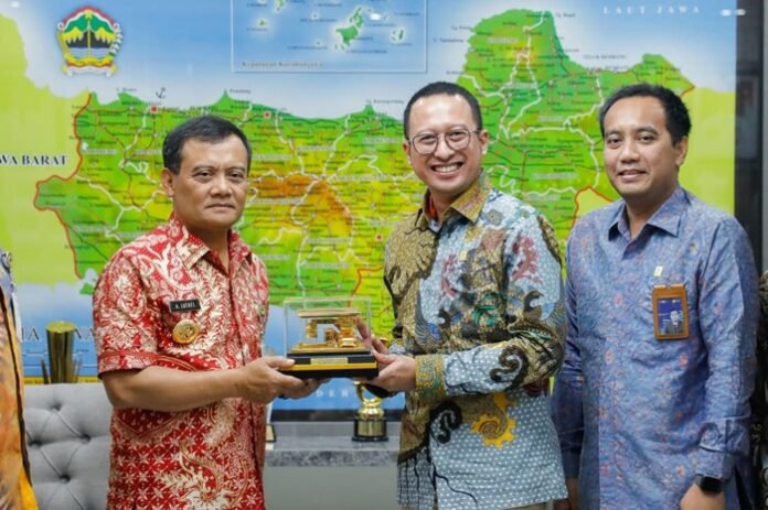 Gubernur Jateng Ahmad Luthfi ketika menerima jajaran PLN