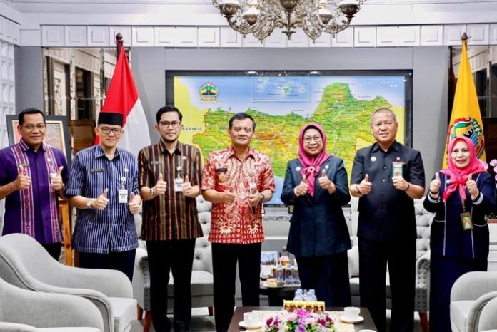 Gubernur Jateng Ahmad Luthfi ketika menerima audiensi Ketua PTA Rokhanah