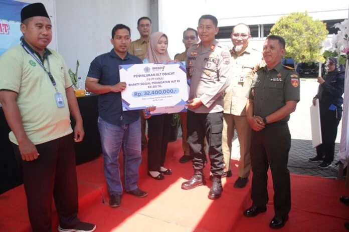 Karyawan pabrik rokok Brebes ketika terima BLT