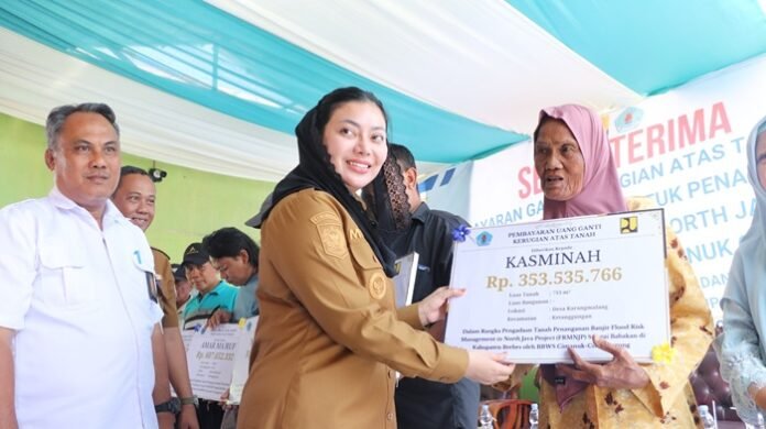 Bupati Brebes ketika serahkan ganti untung ke warga .
