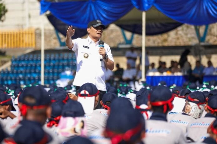 Gubernur Jateng Ahmad Luthfi ketika di Latihan Dasar Kedisiplinan mahasiswa baru Polines