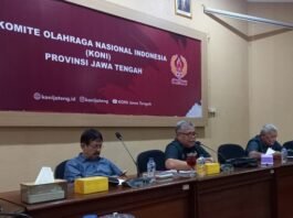 Ketua Umum KONI Jateng Bona Ventura Sulistiana memimpin rapat pleno pengurus di Kantor KONI Jateng