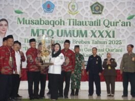 Bupati Brebes Paramitha Widya Kusuma saat penyerahan piala.