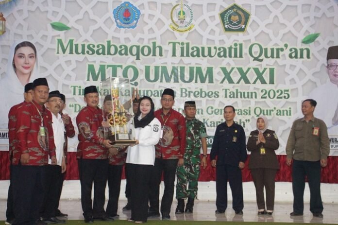Bupati Brebes Paramitha Widya Kusuma saat penyerahan piala.