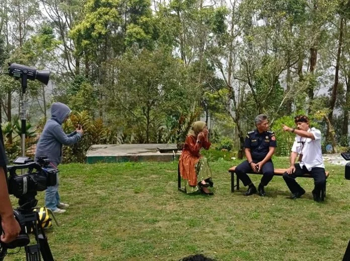 Asisten Perekonomian dan Pembangunan, Titis Sri Jawata dan Humas Bea Cukai Surakarta Sonny Wibisono berikan materi sosialisasi gempur peredaran rokok ilegal.