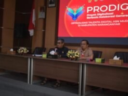 Sekda Karanganyar Timotius Suryadi bersama Kepala Diskominfo Isnan Nur Azis dalam peluncuran Prodigi.