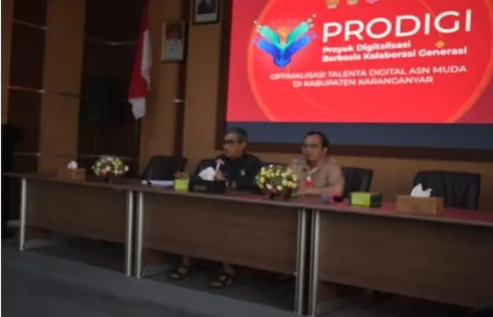 Sekda Karanganyar Timotius Suryadi bersama Kepala Diskominfo Isnan Nur Azis dalam peluncuran Prodigi.