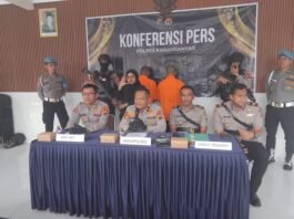 Wakapolres Karanganyar Kompol Miftakhul Huda bersama Kasat Reskrim AKP Wikan saat memberikan keterangan dalam ungkap kasus