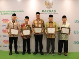 Baznas Jateng ketika menerima penghargaan nasional di Jakarta