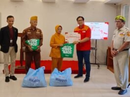 Alfamart Semarang memberikan paket sembako
