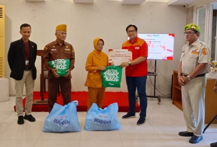 Alfamart Semarang memberikan paket sembako