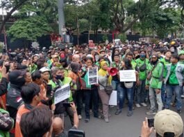 Ratusan massa yang terdiri dari pengemudi ojek online