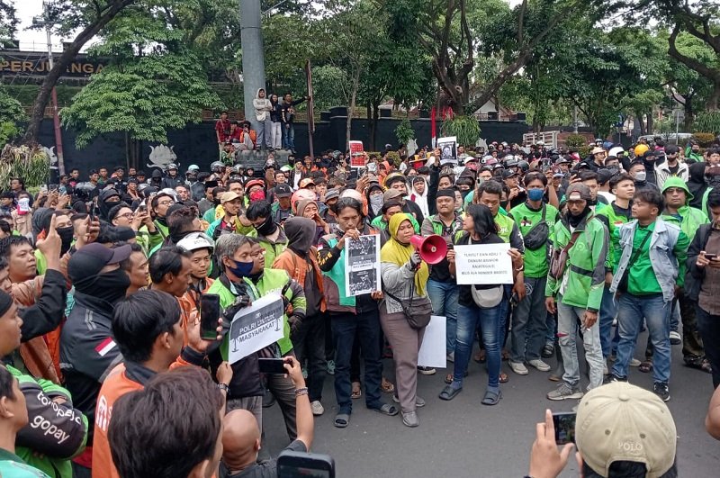 demo polda jateng Ratusan massa yang terdiri dari pengemudi ojek online