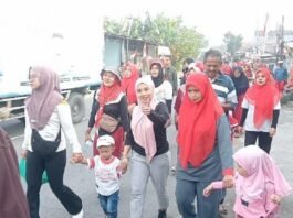 Ratusan warga bersemangat mengikuti jalan sehat tingkat RT