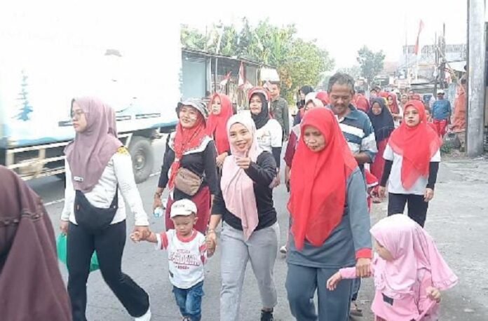 Ratusan warga bersemangat mengikuti jalan sehat tingkat RT