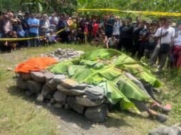 dua jasad ditemukan tergeletak meninggal diatas pecahan batu