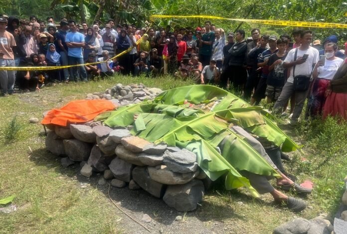 dua jasad ditemukan tergeletak meninggal diatas pecahan batu