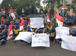 Potret demo petugas irigasi di depan Kantor Gubernur Jawa Tengah (Jateng), Selasa (19/8/2025)