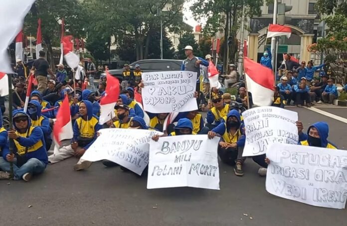 Potret demo petugas irigasi di depan Kantor Gubernur Jawa Tengah (Jateng), Selasa (19/8/2025)