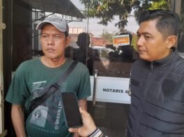 Korban dan kuasa hukumnya menunjukkan berkas bukti terkait sengketa lelang rumah di Desa Trengguli, Demak,