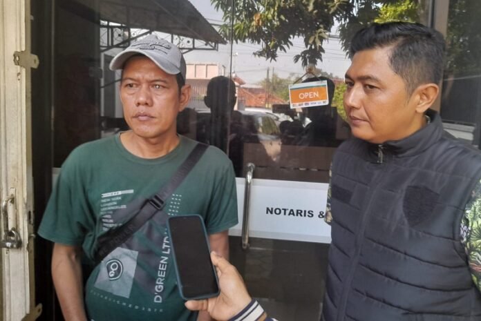 Korban dan kuasa hukumnya menunjukkan berkas bukti terkait sengketa lelang rumah di Desa Trengguli, Demak,