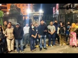 Suasan depan Mapolda Jateng sekitar pukul 11.00 WIB, dimana orang tua mencari anaknya yang hilang ternyata ditangkap polisi