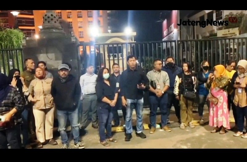 polda jateng Suasan depan Mapolda Jateng sekitar pukul 11.00 WIB, dimana orang tua mencari anaknya yang hilang ternyata ditangkap polisi