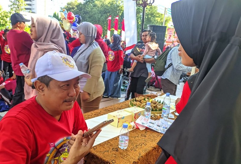 Salah satu siswa SMPN 2 Semarang melakukan wawancara