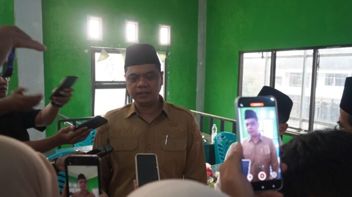 Bupati Jepara saat menyampaikan keterangan kepada wartawan. (Foto : Dokumen)