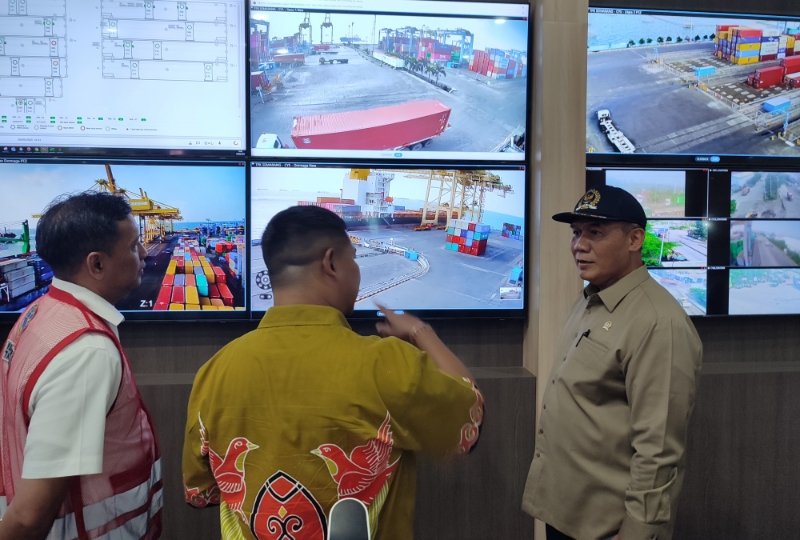 Bambang Haryo saat meninjau pemantauan di Pelabuhan Tanjung Emas, Jumat (26/9/2025). (Foto: JN)