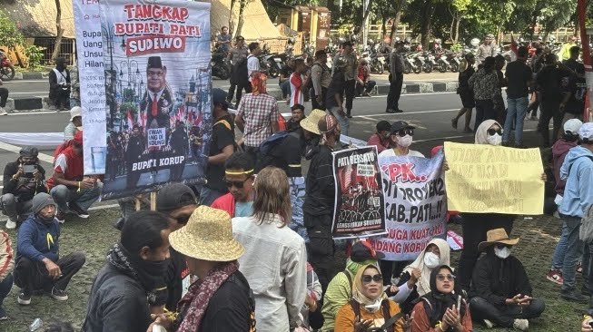 Warga Pati Warga Pati gelar aksi di depan KPK. (Foto : Suara.com)