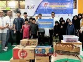 Regional Center Head BAF Semarang, Eko Prasetyo menyerahkan donasi paket bahan pangan bergizi kepada Eko Wardoyo Suparyo dalam CSR BAF Nutri-Kids