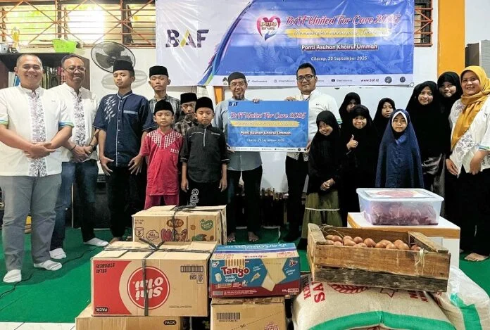 Regional Center Head BAF Semarang, Eko Prasetyo menyerahkan donasi paket bahan pangan bergizi kepada Eko Wardoyo Suparyo dalam CSR BAF Nutri-Kids