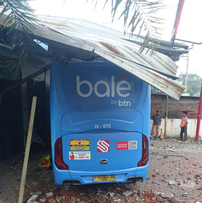 Bus Trans Semarang koridor IV.015 alami kecelakaan. (Foto : Dok Pemkot Semarang)