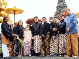 Direktur Utama Bank Jateng Irianto Harko Saputro bersama jajaran mengikuti prosesi cukur rambut gimbal pada Dieng Culture Festival XV 2025 di kompleks Candi Arjuna, Banjarnegara