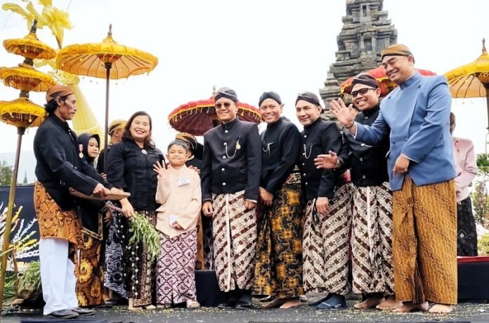 Direktur Utama Bank Jateng Irianto Harko Saputro bersama jajaran mengikuti prosesi cukur rambut gimbal pada Dieng Culture Festival XV 2025 di kompleks Candi Arjuna, Banjarnegara