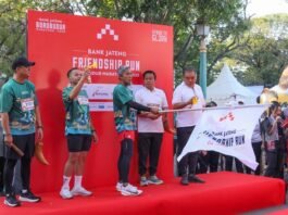 Sekda Jateng, Sumarno saat membuka Friendship Run Bank Jateng Borobudur Marathon