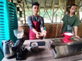 Para pengelola Desa Wisata Ngresepbalong memperlihatkan cara membuat kopi dengan mesin Sangrai