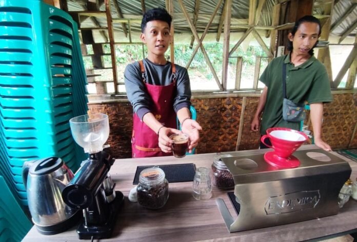 Para pengelola Desa Wisata Ngresepbalong memperlihatkan cara membuat kopi dengan mesin Sangrai