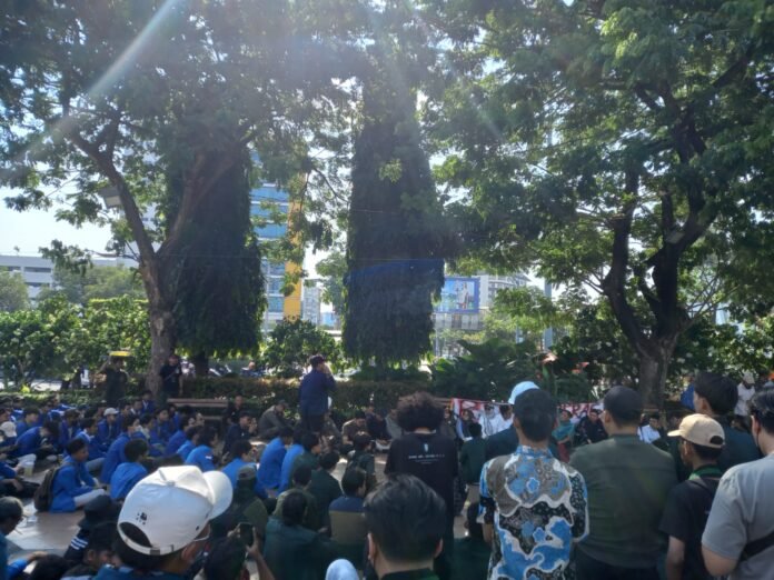 Aksi mahasiswa di Simpang Lima, Senin (1/9/2025). (Foto:ist)