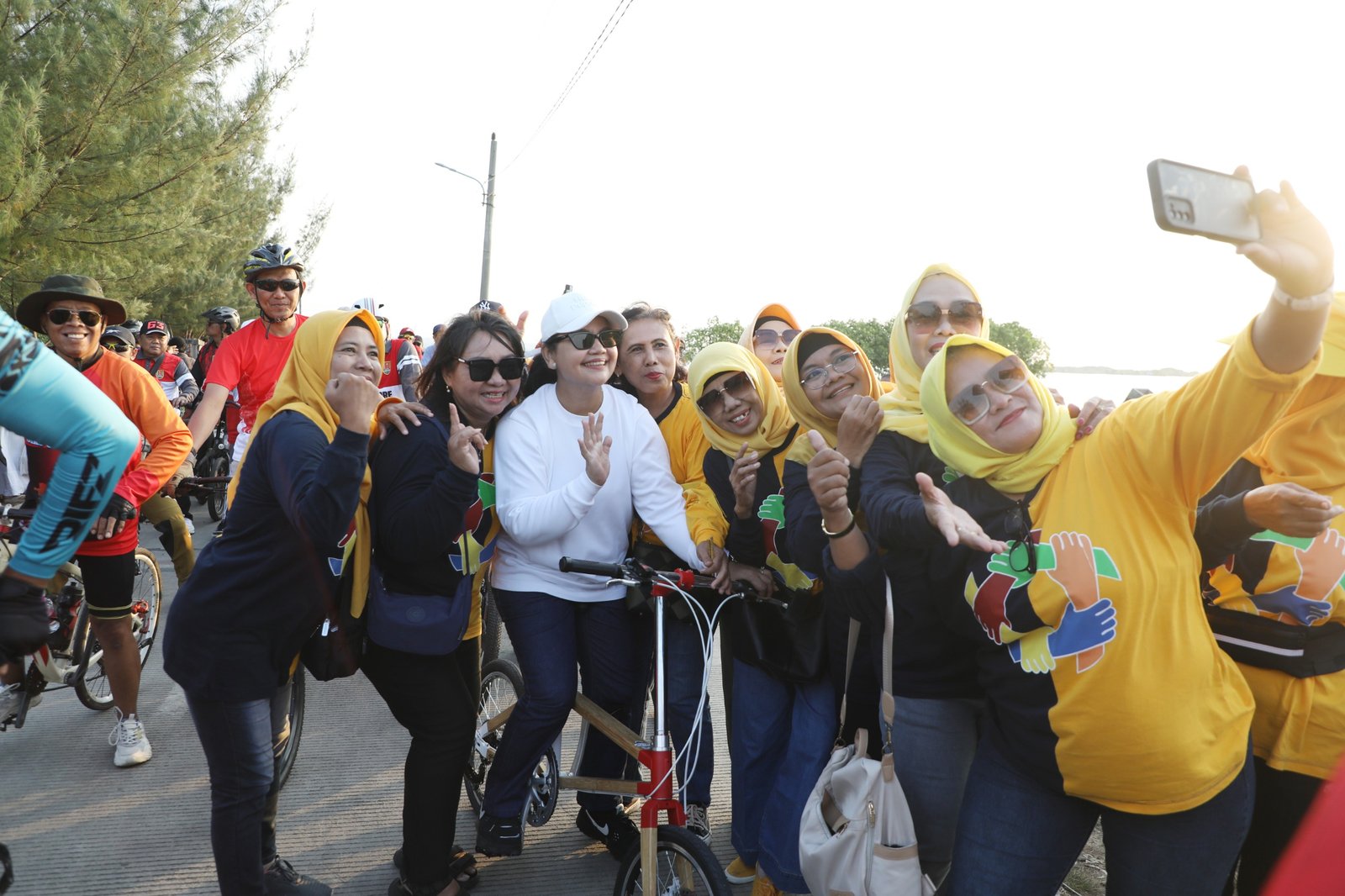 Agustina Gowes bersama OPD dan masyarakat di wilayah Mangunharjo, Kelurahan Mangkang Kulon, Kecamatan Tugu Minggu (31/8/2025). (Foto : Dok Pemkot Semarang)