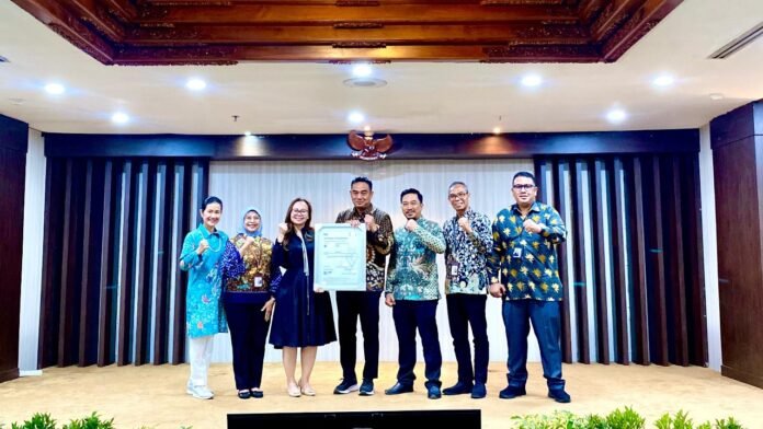 Penyerahan Sertifikat Perluasan Ruang Lingkup ISO 37001:2016. (Foto : Dok Bank Jateng)